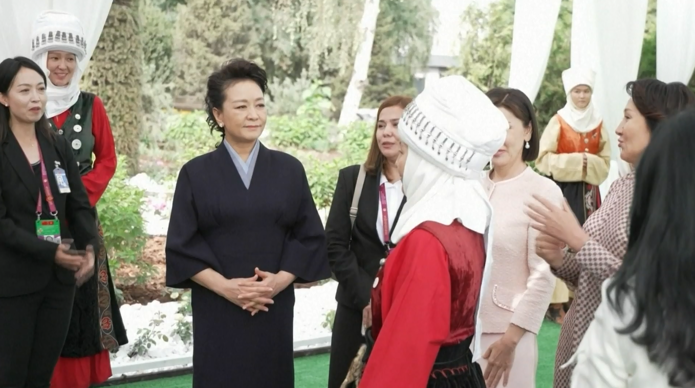 Peng Liyuan Hadiri Acara bagi Pasangan Para Pemimpin dalam KTT SCO
