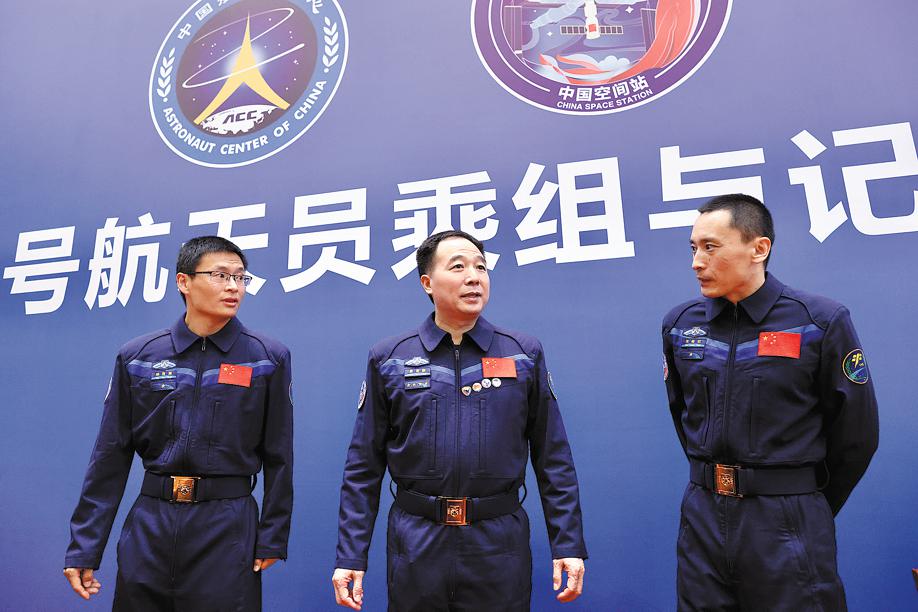 Awak Shenzhou XVI-Jing Haipeng (tengah)
