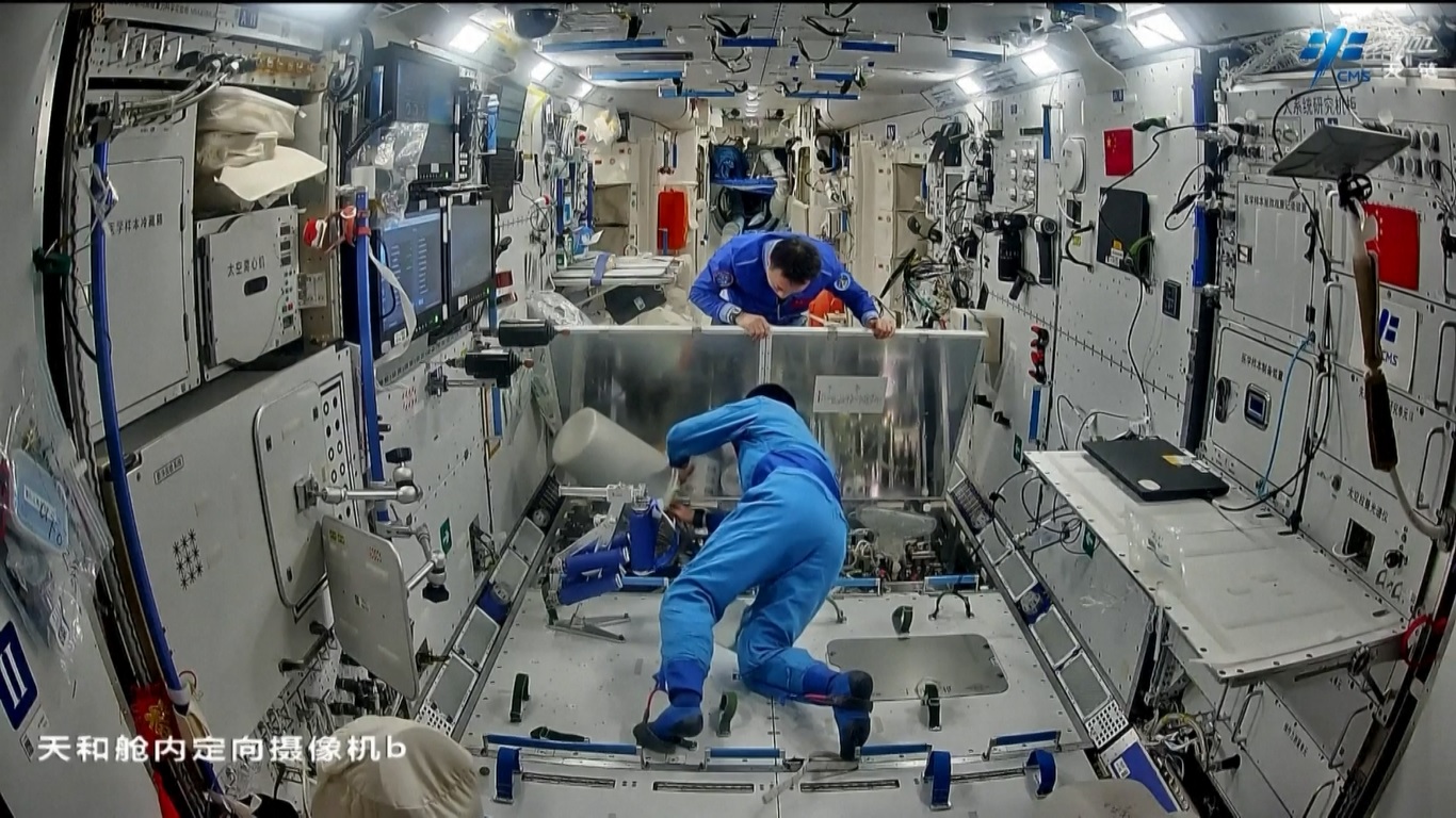 Para kru telah menyelesaikan tugas-tugas termasuk memeriksa dan memelihara treadmill stasiun serta sistem pendukung kehidupan