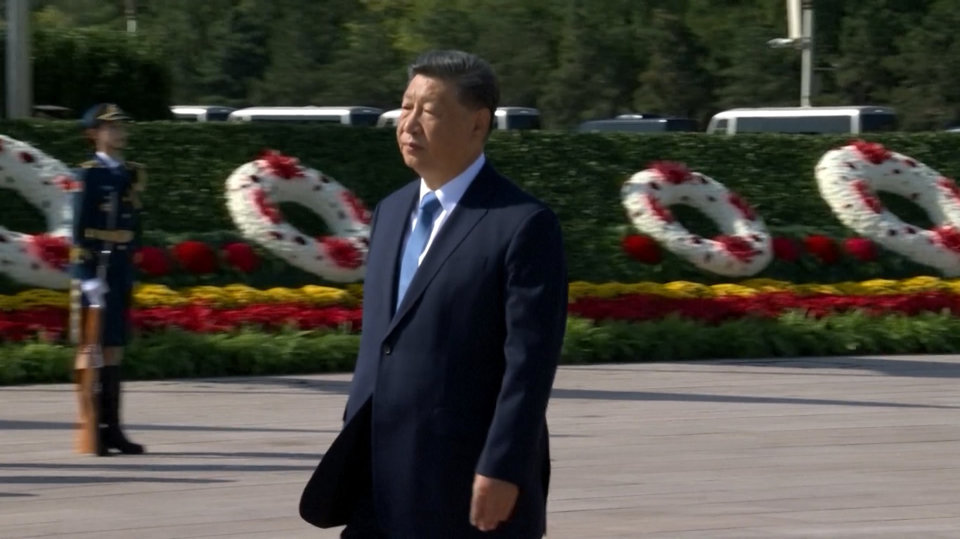 Xi Jinping dan Pemimpin Lainnya Hadiri Upacara Penghormatan kepada Pahlawan Nasional Tiongkok