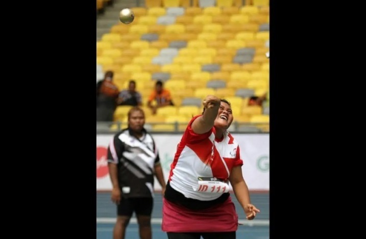 Atlet Para atletik Suparni Yati mempersembahkan medali pertama untuk Indonesia di Asian Para Games 2022 Hangzhou Senin(23/10)