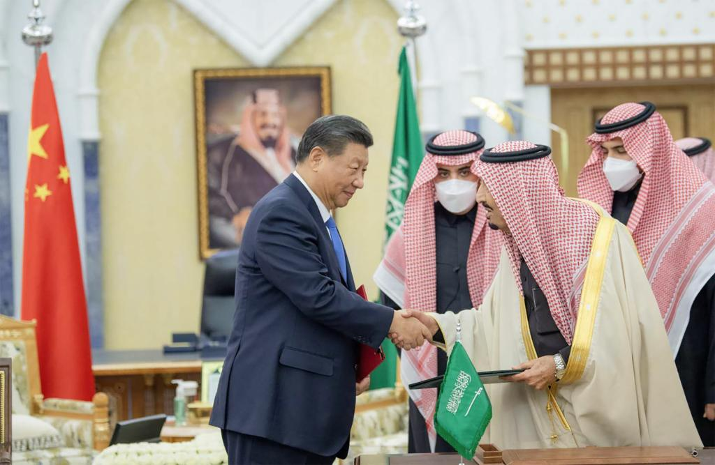 Presiden Tiongkok Xi Jinping bertemu dengan Raja Salman bin Abdulaziz Al Saud dari Arab Saudi di Istana al-Yamamah Riyadh di Arab Saudi 8 Desember 2022