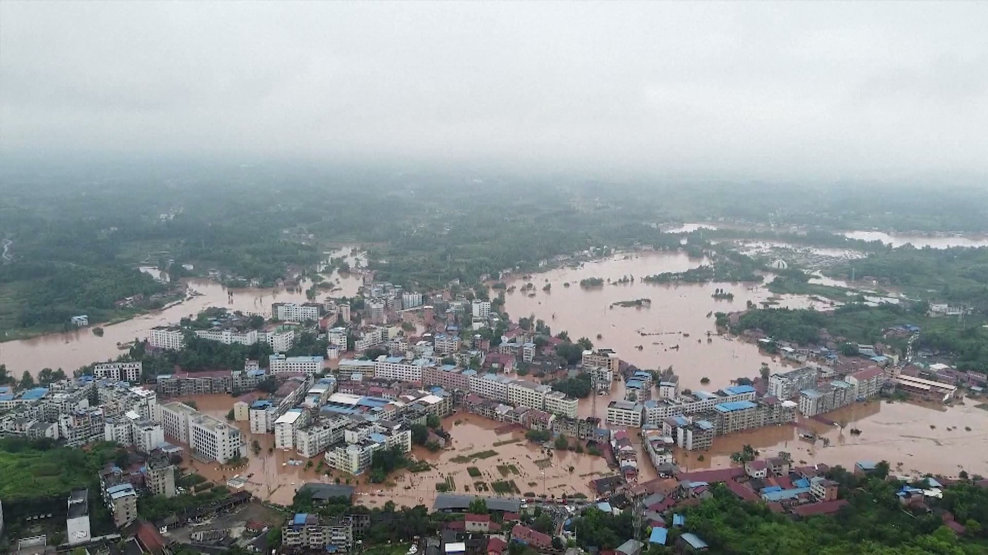 Hujan lebat yang terus menerus di Provinsi Sichuan dan Kotamadya Chongqing di barat daya Tiongkok menyebabkan banjir dan tanah longsor pada hari Minggu