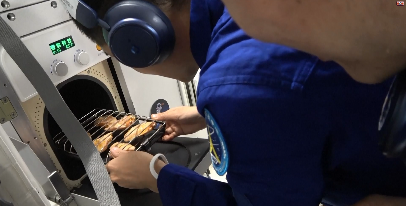 Oven Udara Panas yang Dirancang Khusus Ini Memungkinkan Astronaut Tiongkok Memasak di Orbit