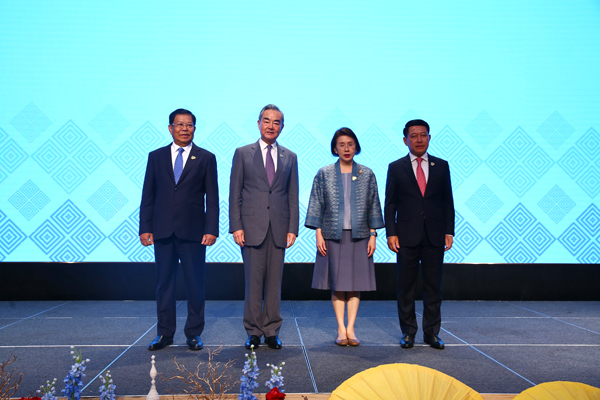 Wang Yi menyebut situasi Myanmar sangat mengundang kekhawatiran dan Myanmar tidak boleh terjebak ke dalam perang saudara  dan tidak boleh lepas dari keluarga ASEAN