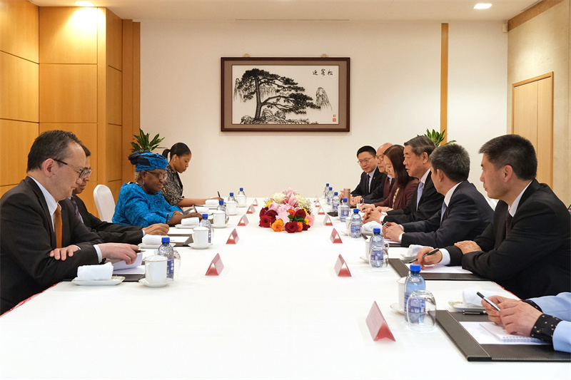 He Lifeng yang juga merupakan pejabat tinggi Tiongkok untuk urusan ekonomi dan perdagangan Tiongkok-AS juga memberi pengarahan kepada Ketua WTO mengenai pertemuan ekonomi dan perdagangan tingkat tinggi Tiongkok-AS yang diadakan selama akhir pekan di Jenewa