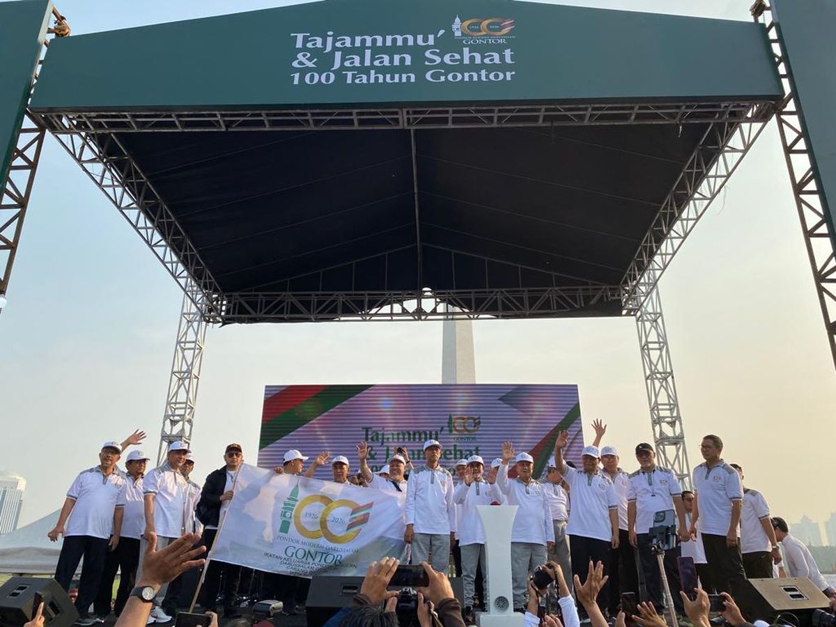 KH Hasan Abdullah Sahal saat melepas peserta jalan sehat menyampaikan pesan soal rasa syukur lantaran Gontor hadir selama 100 tahun untuk merawat kedamaian dan persatuan Indonesia dengan segala pengorbanannya
