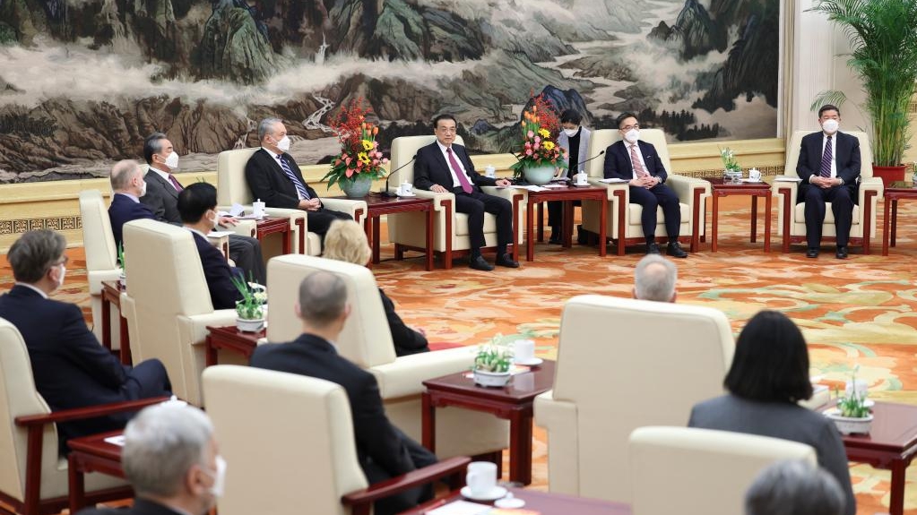 Perdana Menteri Tiongkok Li Keqiang pada hari Rabu mengadakan simposium di Beijing dengan para pakar asing yang bekerja di Tiongkok