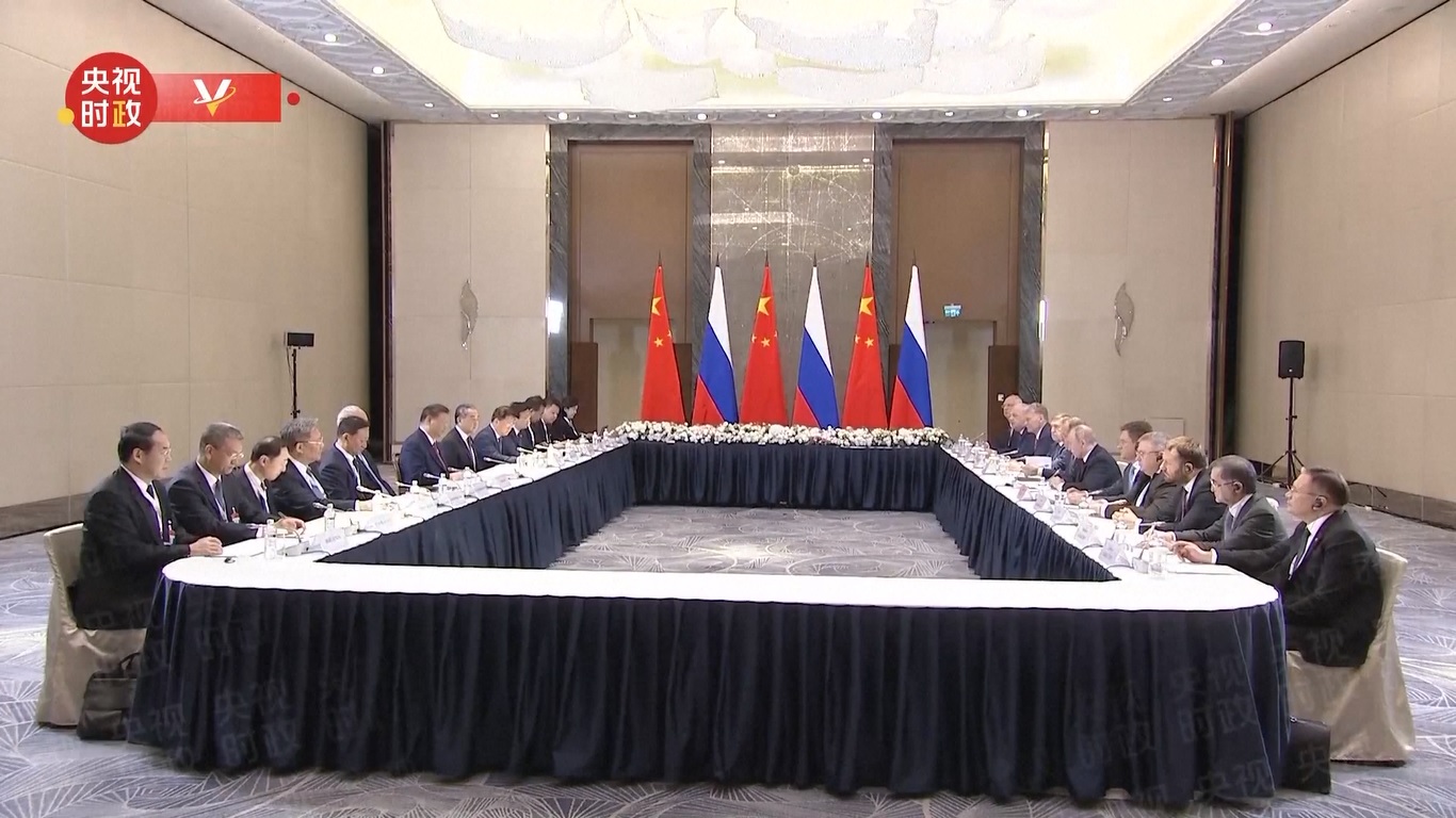 Xi berada di Kazakhstan dalam rangka kunjungan kenegaraan dan menghadiri Pertemuan ke-24 Dewan Kepala Negara Organisasi Kerja Sama Shanghai atau Shanghai Cooperation Organization (SCO)