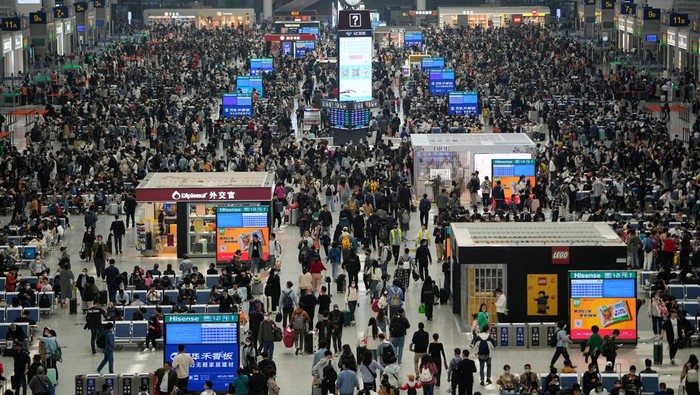 Menurut Administrasi Imigrasi Nasional Tiongkok puncak perjalanan lintas batas diperkirakan terjadi pada tanggal 1 Mei dan 5 Mei