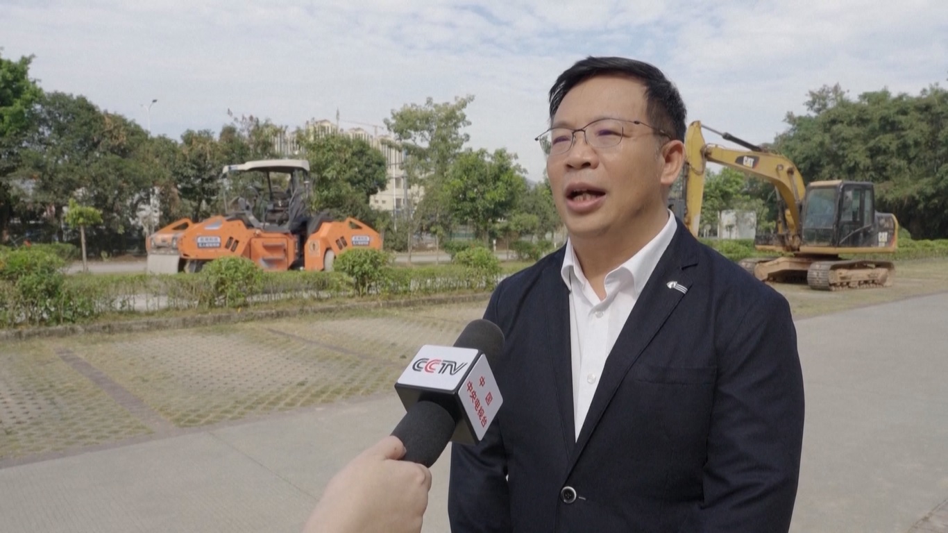 Seorang pengemudi mesin teknik dapat duduk di kokpit simulasi yang dilengkapi dengan monitor