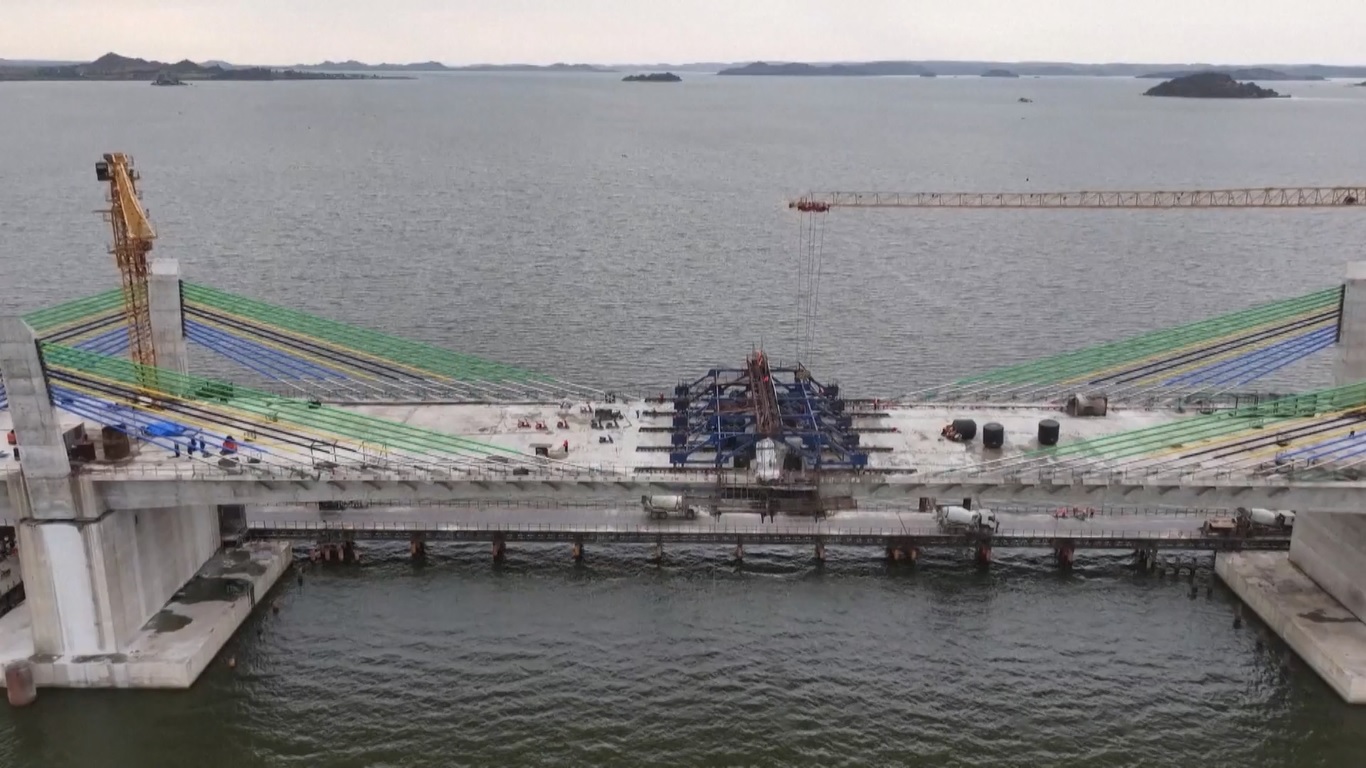 Selama membangun jembatan