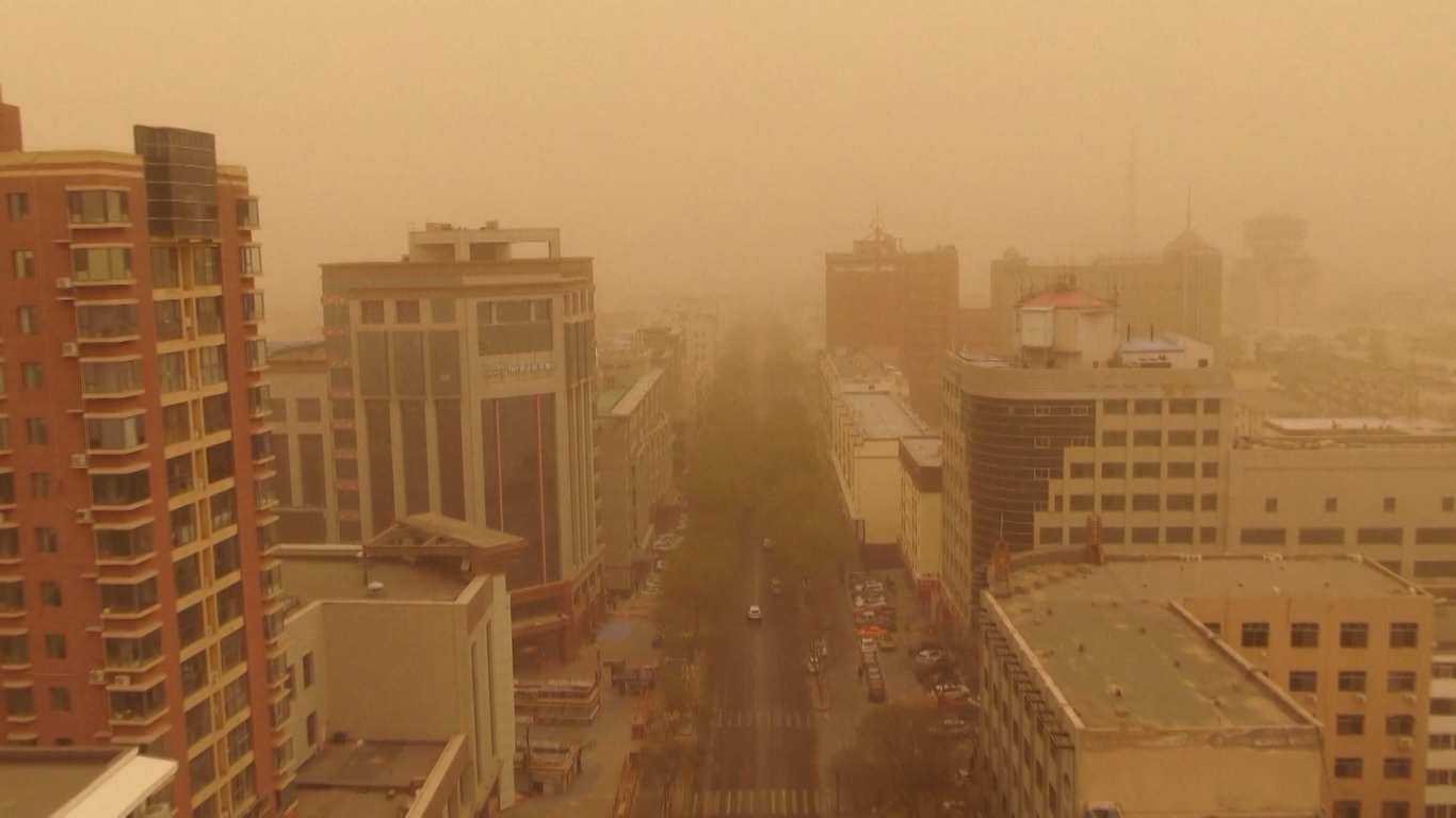 Kota Bayannur di Daerah Otonomi Mongolia Dalam di Tiongkok utara mengalami angin kencang dan badai debu