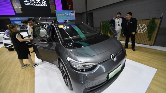 Pada bulan Mei yang lalu SAIC Motor juga  menandatangani perjanjian kerja sama dengan merek premium Volkswagen Audi yang secara resmi meluncurkan pengembangan bersama Platform Digital Canggih yang akan mengurangi waktu pemasaran mobil hingga lebih dari 30 persen