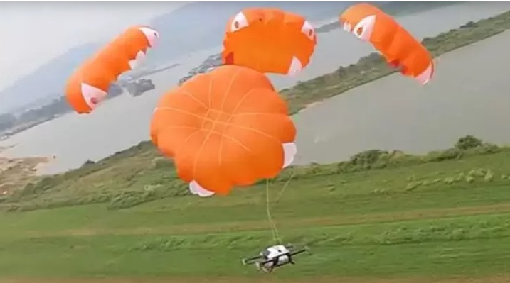 Perusahaan mobil terbang Tiongkok  AeroHT mengembangkan multi-parasut balistik untuk sistem keselamatan penumpang Parasut ini mencegah mobil terbang jatuh bebas ketika terjadi kecelakaan dari ketinggian 50 meter