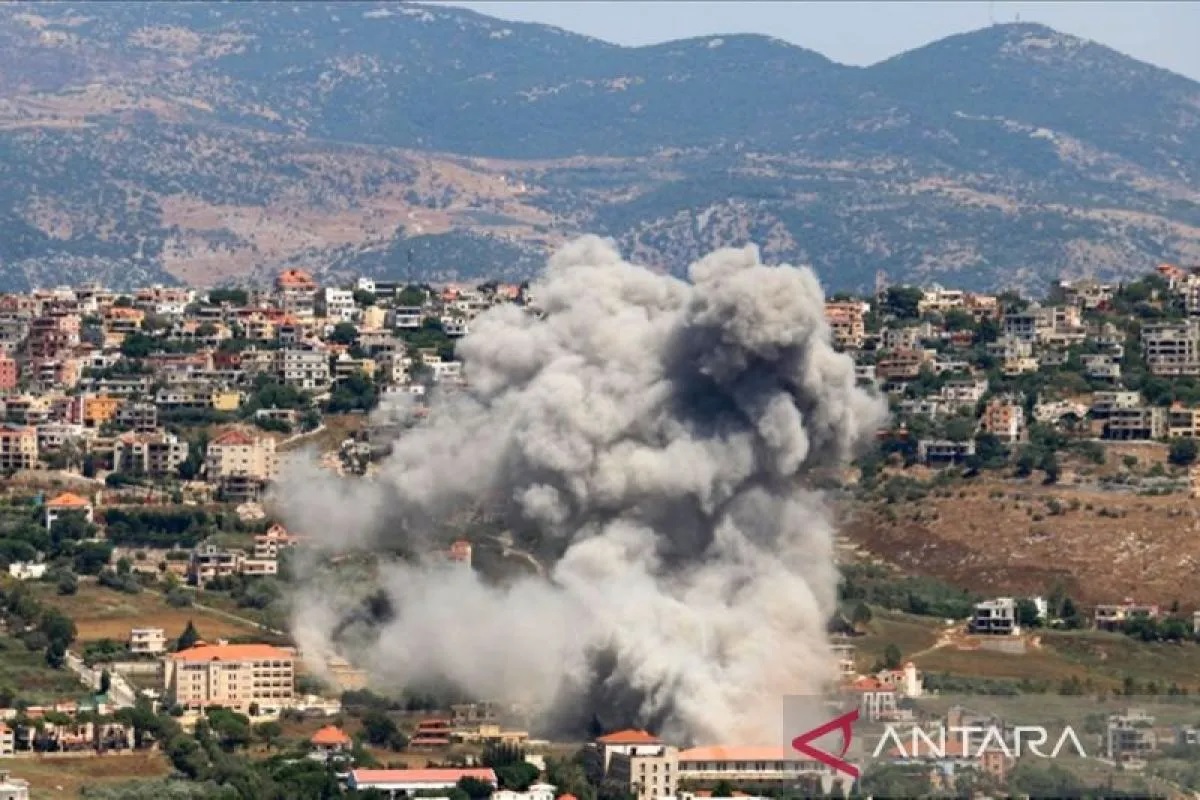 Eskalasi tersebut didahului oleh serangkaian ledakan pager dan perangkat komunikasi elektronik yang mengguncang Lebanon pada 17-18 September