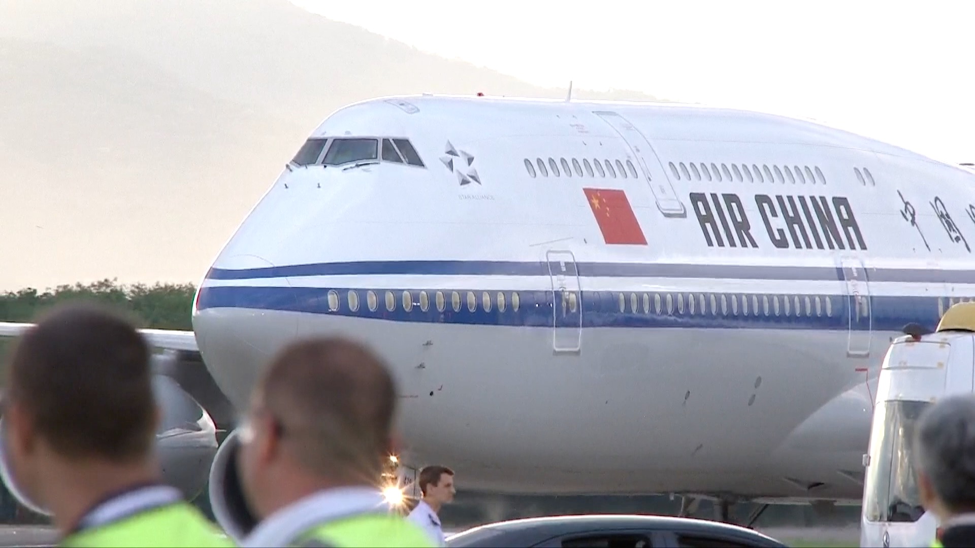 Selama perjalanan Xi dari bandara ke hotelnya