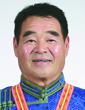 Setiap julukan menceritakan bagian dari kisahnya Dia telah menghabiskan lebih dari 40 tahun di padang rumput di wilayah otonomi Mongolia Dalam dan membantu masyarakat setempat menghilangkan kemiskinan dan memiliki kehidupan yang lebih baik