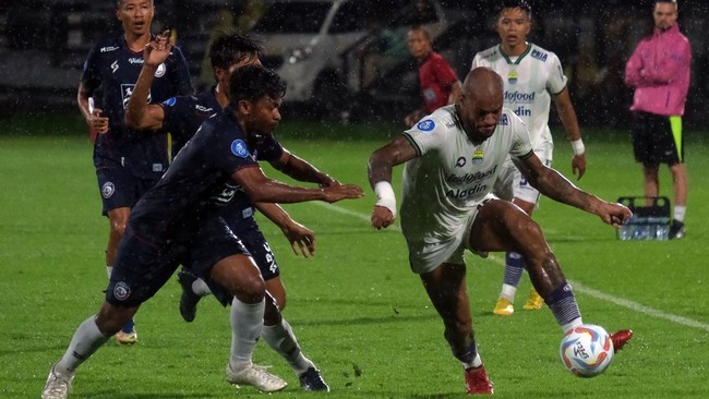 Gelandang Persib Bandung Marc Klok mengaku sedih dengan hasil imbang 3-3 melawan Arema FC di Stadion Kapten I Wayan Dipta