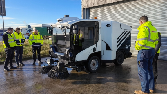 Para analis berpendapat permintaan kendaraan seperti ini akan semakin meningkat karena didorong oleh masalah industri sanitasi tradisional yang menghadapi tantangan seperti tenaga kerja yang menua kenaikan biaya tenaga kerja kesulitan dalam perekrutan dan bahaya kerja yang tinggi