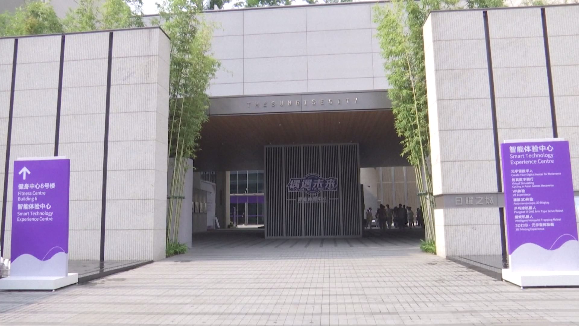 Di pintu masuk pusat kebugaran kabin yang dipenuhi berbagai teknologi mutakhir siap membantu para atlet mengabadikan kenangannya