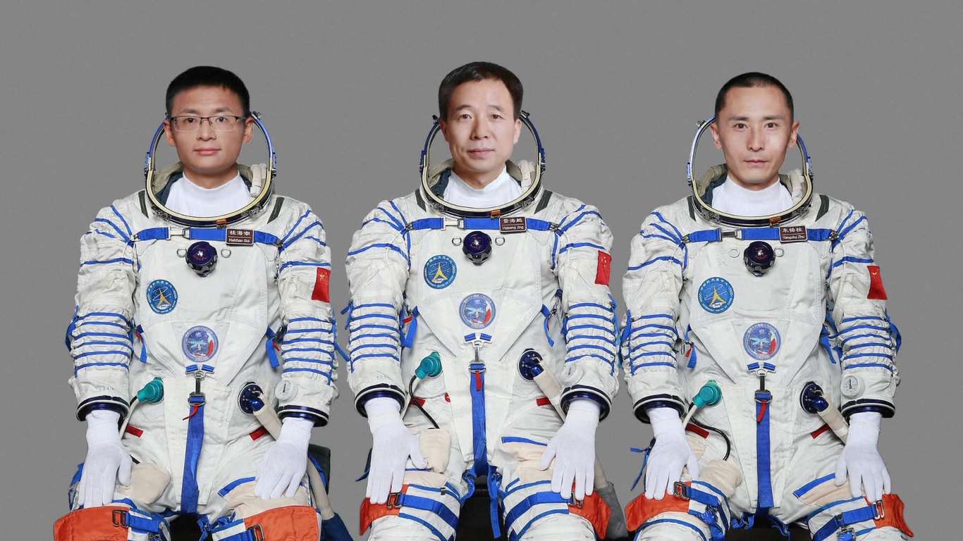 Anggota krunya adalah astronot Jing Haipeng