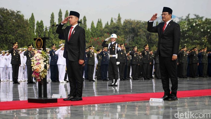 Wakil Presiden RI Gibran Rakabuming Raka memimpin Upacara Ziarah Nasional untuk memperingati Hari Pahlawan 2024 di Taman Makam Pahlawan (TMP) Kalibata Jakarta