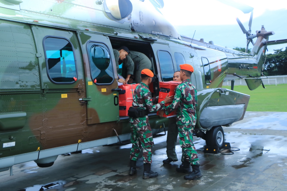 Dalam misinya Helikopter TNI AU membawa bantuan berupa makanan dan obat-obatan seberat satu ton yang akan diberikan untuk masyarakat yang terdampak bencana banjir dan tanah longsor di Kecamatan Latimojong