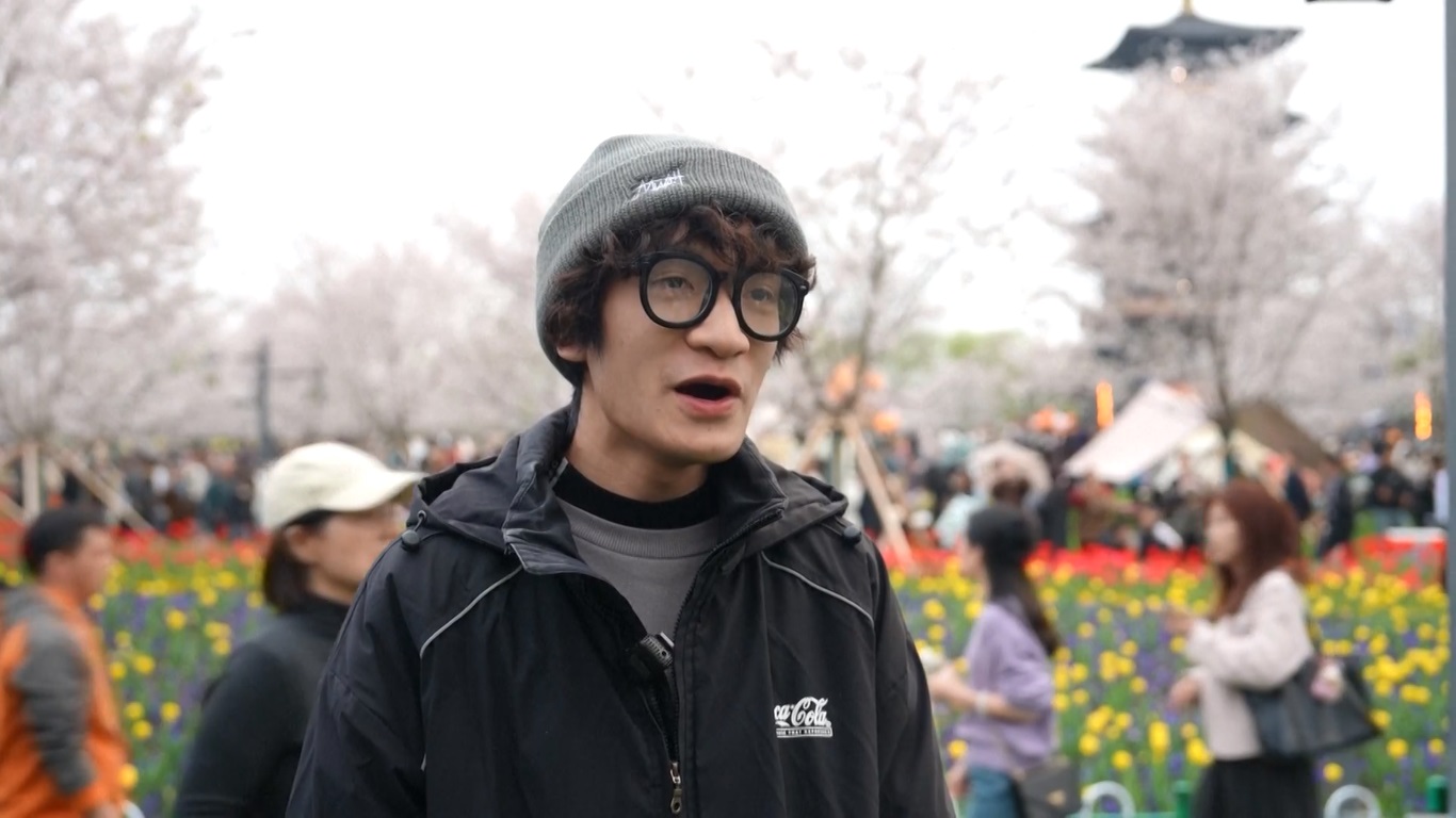 Pohon Sakura yang Bermekaran Menarik Wisatawan dari Berbagai Penjuru ke Kota di Tiongkok Timur