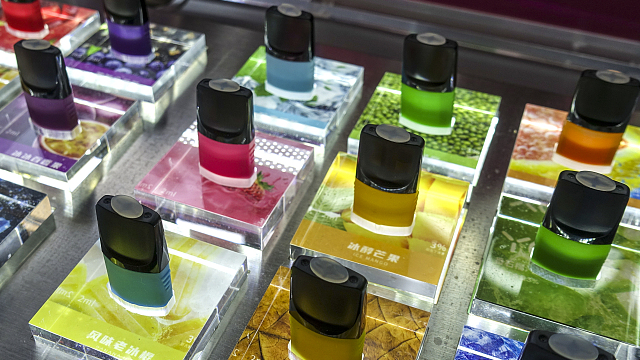 Tiongkok memperkenalkan aturan untuk melarang penjualan rokok elektronik rasa buah karena negara itu memperketat genggaman pada produk yang semakin populer di kalangan pengguna muda