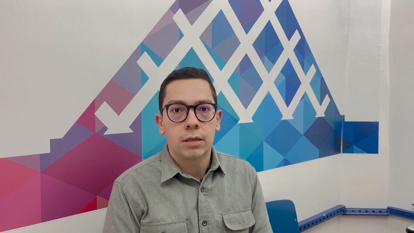 Dengan memuji pertukaran budaya dan pendidikan antara kedua negara