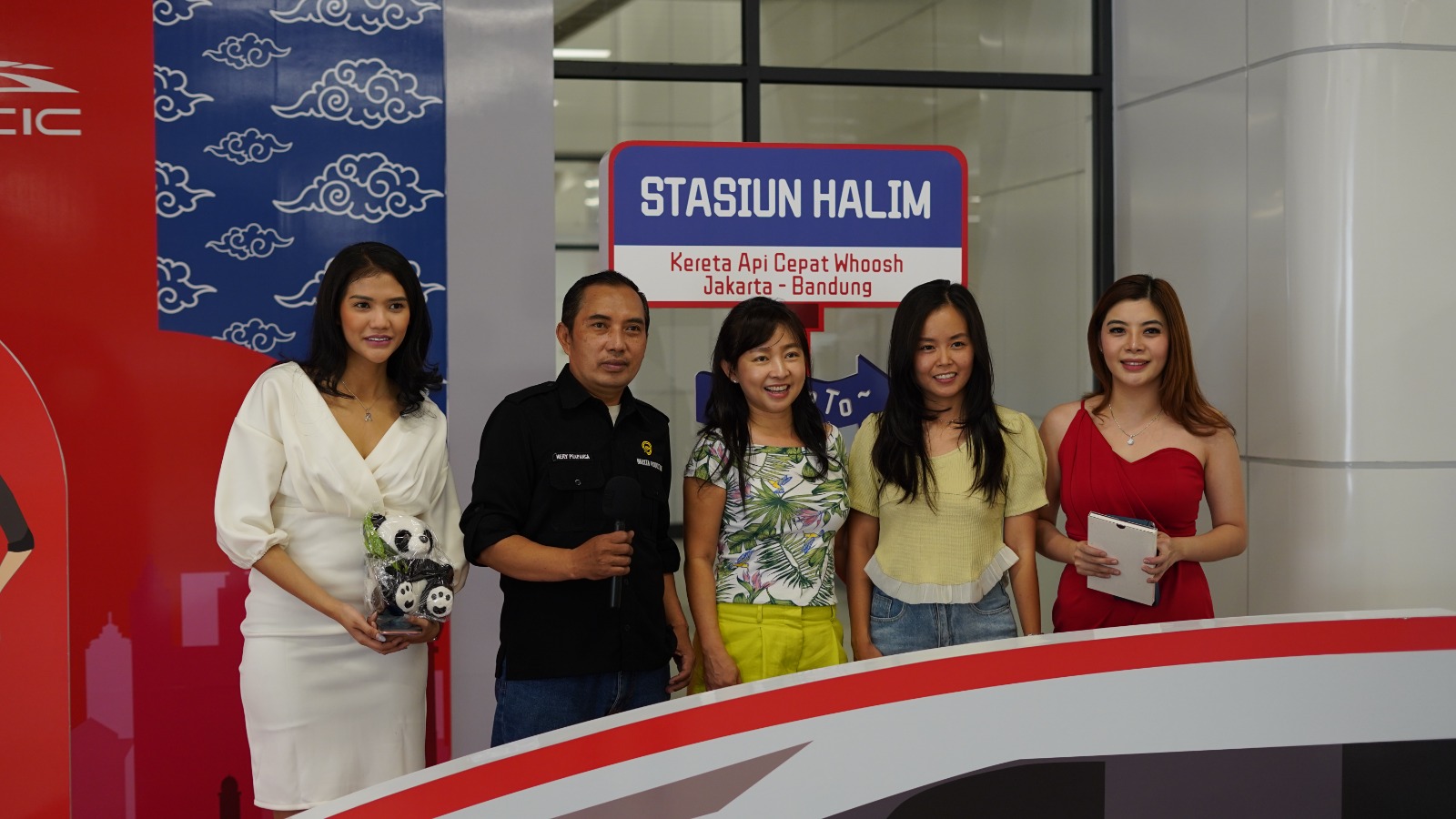 Beberapa penumpang mengaku senang dengan adanya Kereta Cepat Jakarta Bandung atau KCJB tersebut