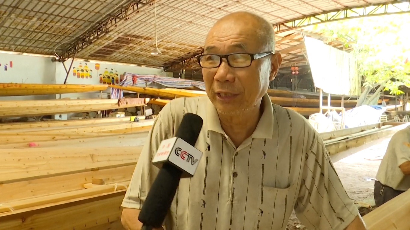 Seorang pembuat perahu naga di Kota Dongguan di Provinsi Guangdong