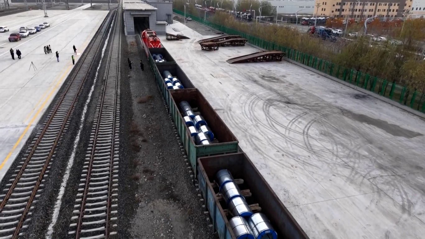 Rute kereta barang baru ini akan secara signifikan mengurangi waktu transit logistik dan semakin memfasilitasi perdagangan dan pertukaran ekonomi antara Tiongkok dan negara-negara di Asia Tengah