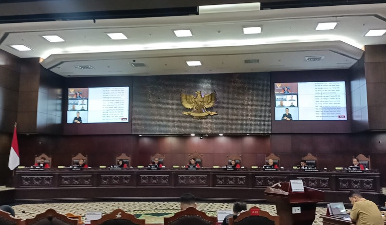 Mahkamah Konstitusi (MK) mengabulkan penarikan kembali uji Undang-Undang nomor 7 tahun 2017 tentang Pemilihan Umum (Pemilu) soal batas usia Calon Presiden dan Calon Wakil Presiden (Capres Cawapres)