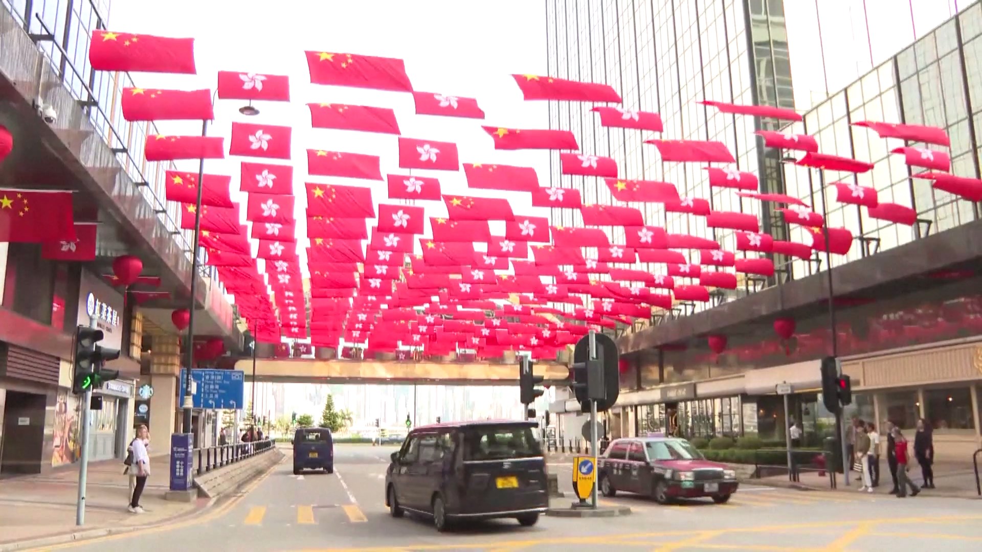 Hong Kong dan Makau telah menghiasi jalan-jalan dan landmark mereka dengan dekorasi meriah untuk merayakan Hari Nasional yang akan datang