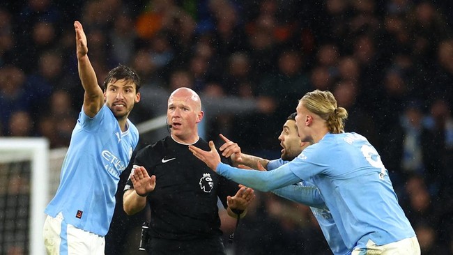 Wasit Simon Hooper jadi sorotan di pengujung laga Liga Inggris Manchester City vs Tottenham Hotspur karena memutuskan memberi pelanggaran saat Man City punya kesempatan mencetak gol lewat Jack Grealish Berikut kronologinya