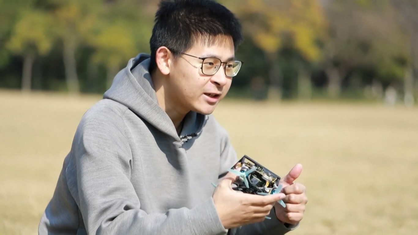 Drone yang dikembangkan oleh para peneliti dari Universitas Zhejiang di Tiongkok timur ini mampu menavigasi ruang sempit dan lingkungan yang kompleks tanpa masukan dari manusia