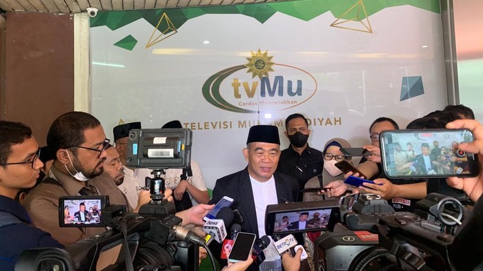 Menteri Koordinator Pembangunan Manusia dan Kebudayaan (Menko PMK) Muhadjir Effendy mengikuti salat Idul Fitri di Kantor PP Muhammadiyah