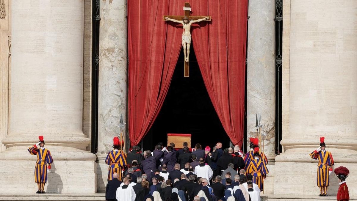 Sekitar 250 kardinal uskup pastor biarawan dan biarawati menghadiri misa pemakaman Paus Fransiskus 