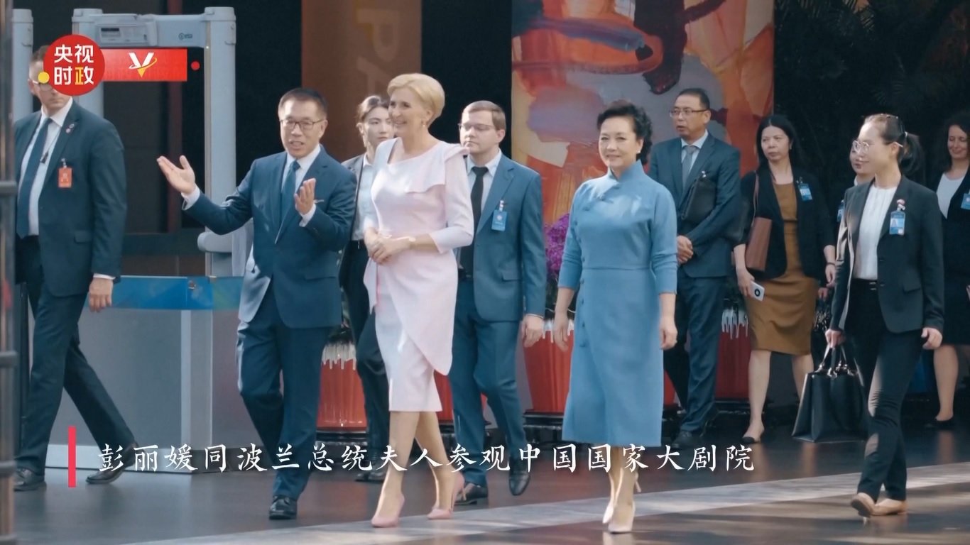 Peng dan Agata Kornhauser-Duda berkeliling melihat-lihat fasilitas NCPA