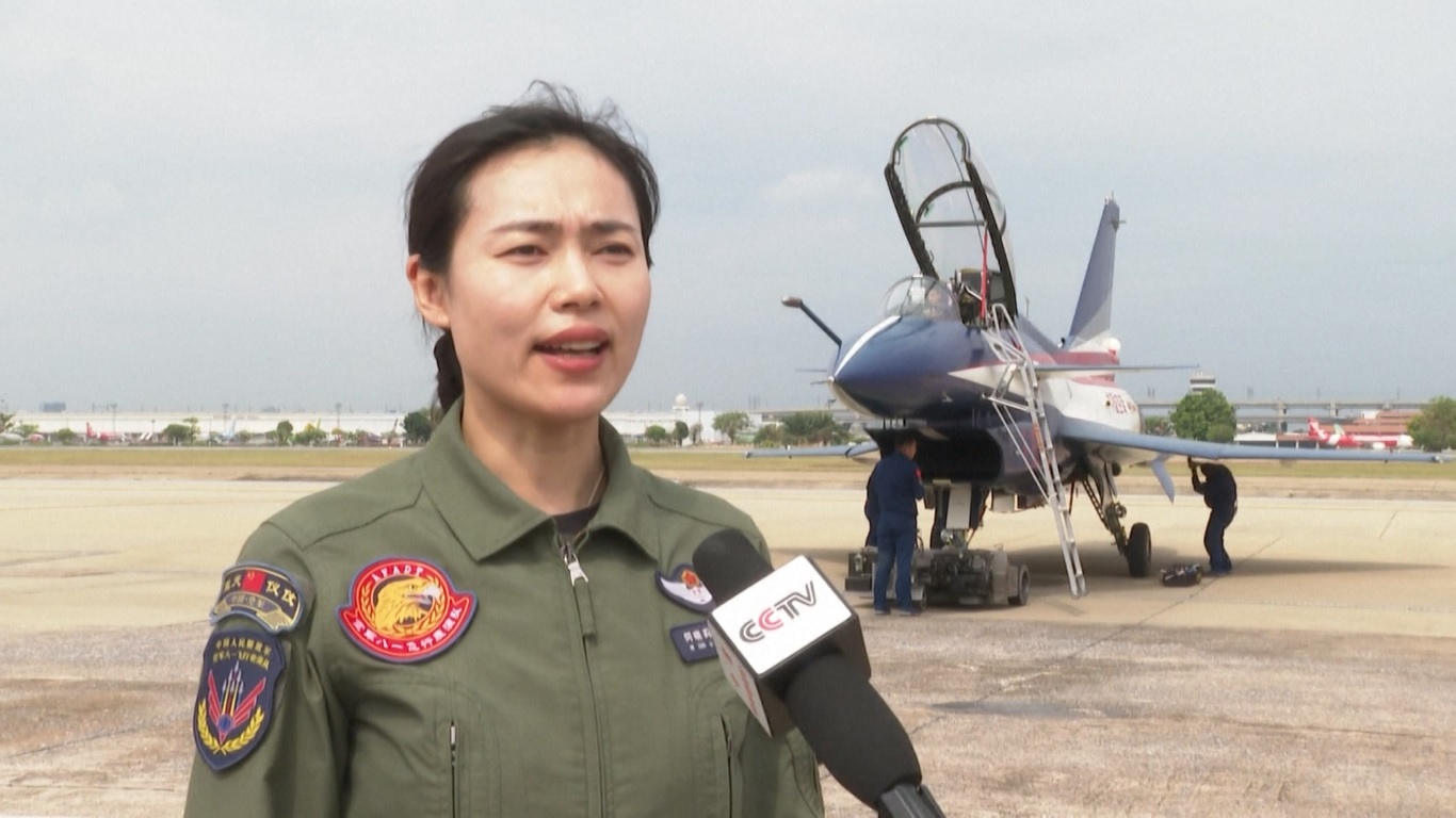 Pesawat akrobatik tersebut meninggalkan jejak asap berwarna merah