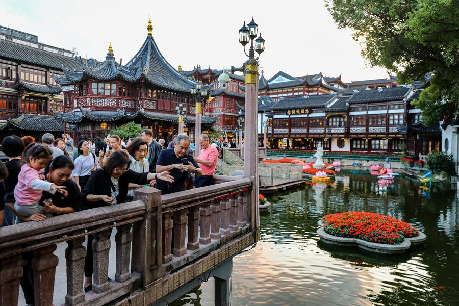 Selama periode tersebut kota ini mencatat total pendapatan pariwisata melebihi dari 3678 miliar yuan naik sekitar 768 persen dari tahun sebelumnya