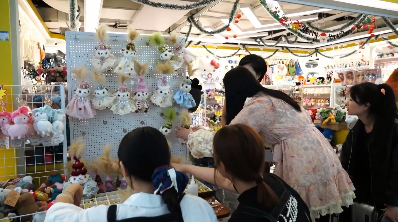Para Pembuat Boneka Mainan di Yiwu Memanfaatkan Tren Viral Boneka 'Domba Xinjiang'