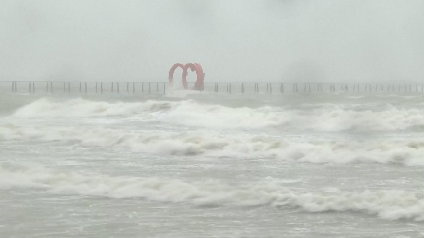 Topan Tapah Terjang Daratan Guangdong di Tiongkok Selatan