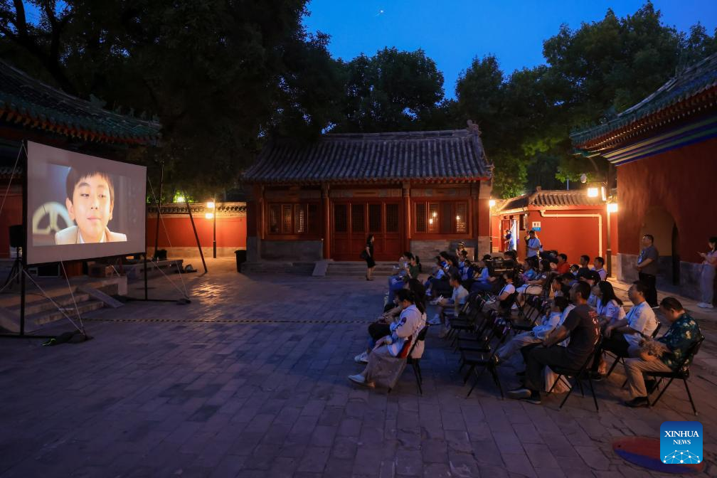 Film The Little Canned Men yang diputar di udara terbuka pada Sabtu malam  menjadi hadiah Hari Anak Internasional yang ditawarkan oleh Museum Arsitektur Kuno Beijing