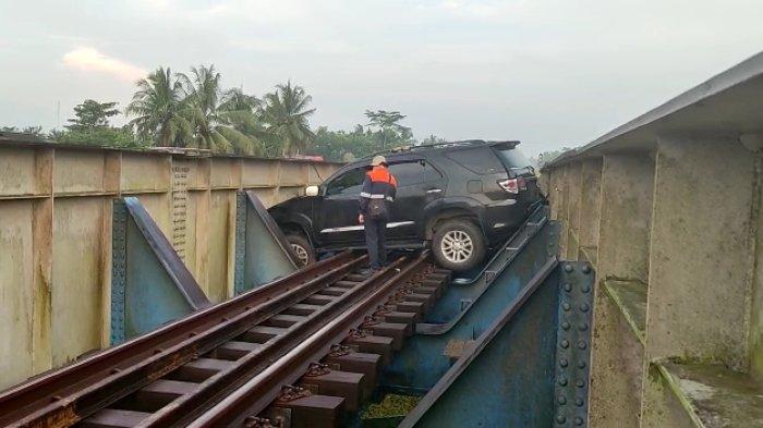 Dampak dari kendaraan pemudik asal Jambi tiba-tiba masuk ke jalur kereta api di Sumpiuh