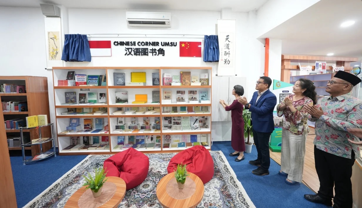 Beberapa buku istimewa yang diberikan antara lain buku tentang Warisan Budaya Tiongkok di Dunia