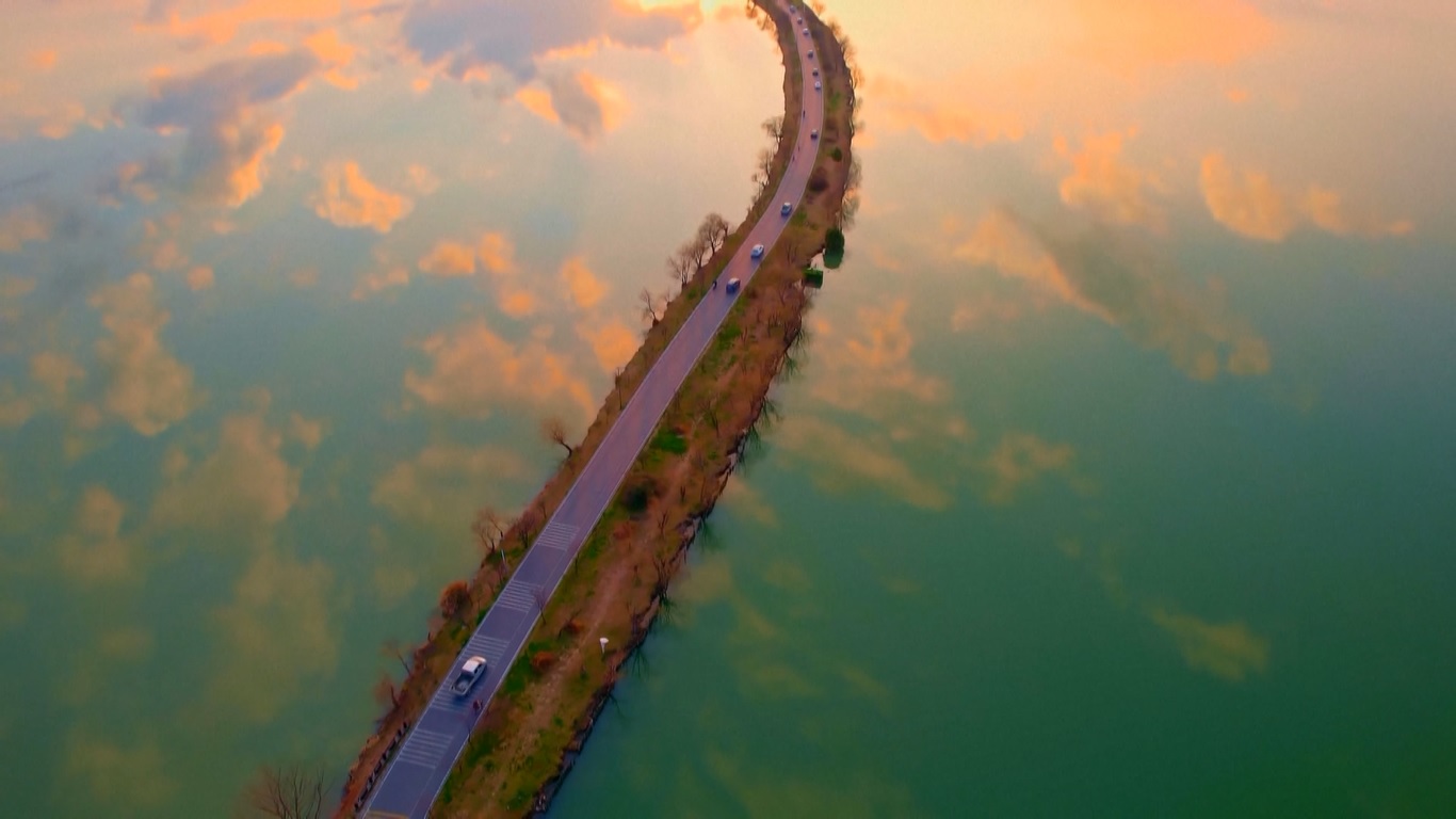 Saat matahari terbenam di bawah cakrawala