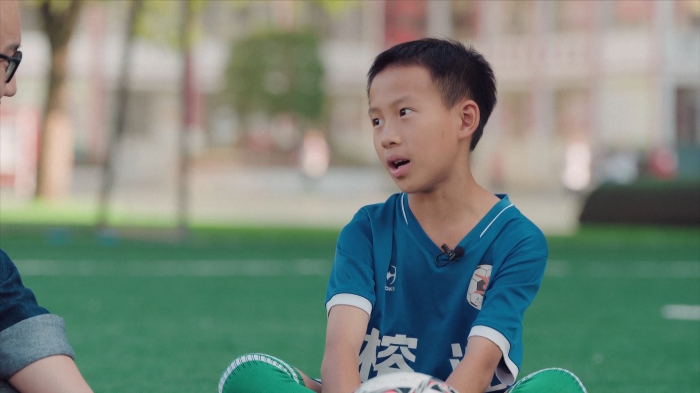 Sebuah LSM Tiongkok mensponsori enam siswa sekolah dasar dari Rongjiang untuk pertandingan sepak bola persahabatan di Brasil